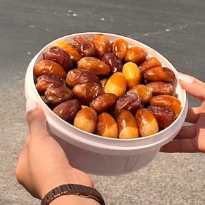 خرید رطب کبکاب درجه ۱ شهددار و تازه در ظرف دایره‌ای سفید یک کیلویی