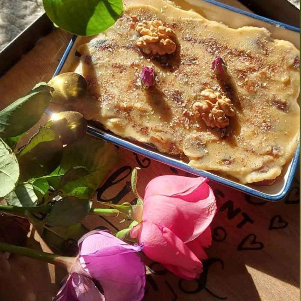 خرید رنگینک جنوبی با مغز گردو و تزئین غنچه گل محمدی در ظرف 1 کیلوگرمی