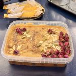 خرید رنگینک بدون مغز جنوبی در ظرف 1 کیلوگرمی تزیین شده با خلال بادام و غنچه گل محمدی