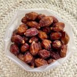خرید خرما خاصویی ریز آجیلی دستچین با بافت گوشتی قهوه‌ای داخل بسته‌بندی شفاف