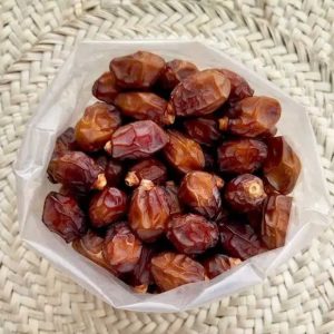 خرید خرما خاصویی ریز آجیلی دستچین با بافت گوشتی قهوه‌ای داخل بسته‌بندی شفاف