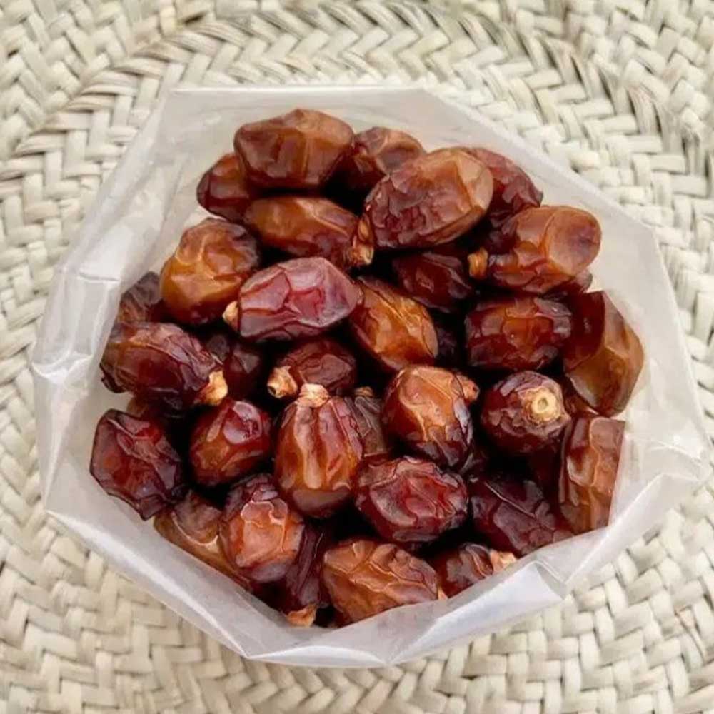 خرید خرما خاصویی ریز آجیلی دستچین با بافت گوشتی قهوه‌ای داخل بسته‌بندی شفاف